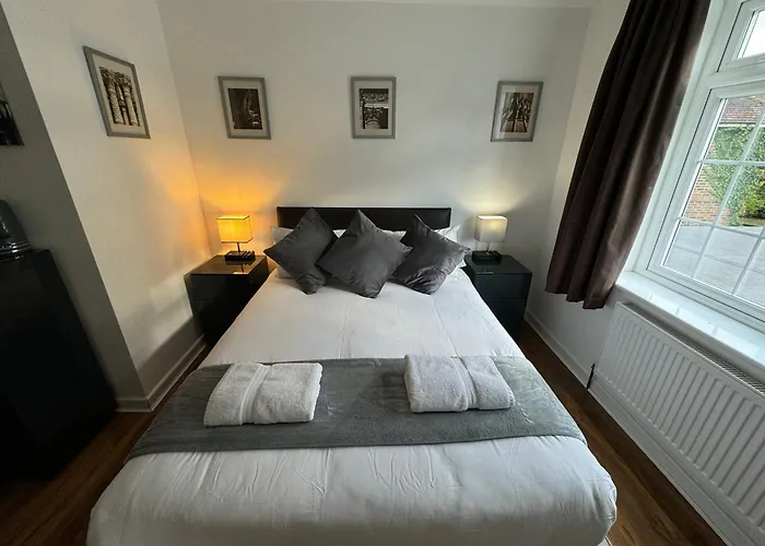 Oakhurst Gatwick Traditional English B&B & Bookable Holiday Parking Deals Gatwick Transport